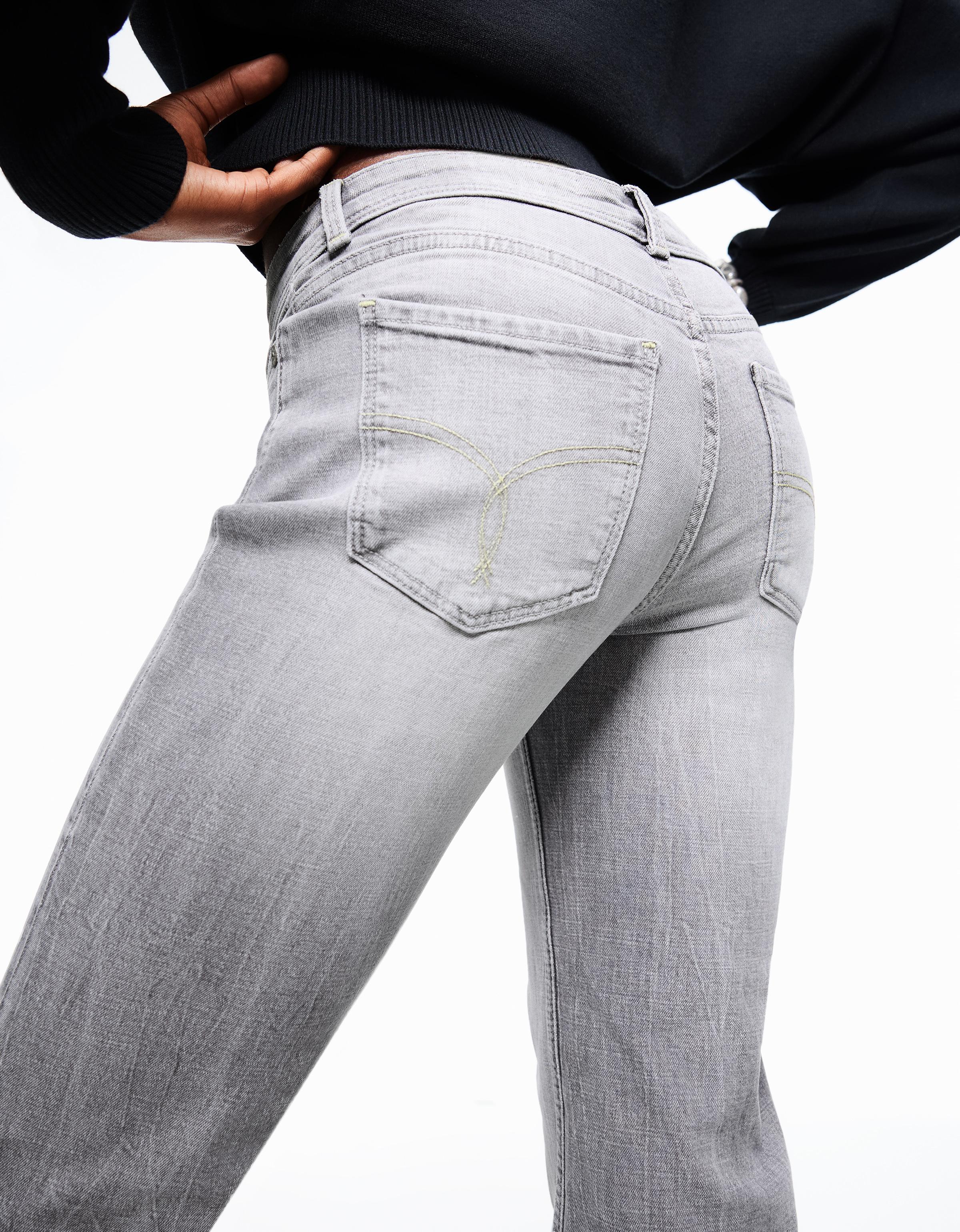 Graue Bootcut-Jeans